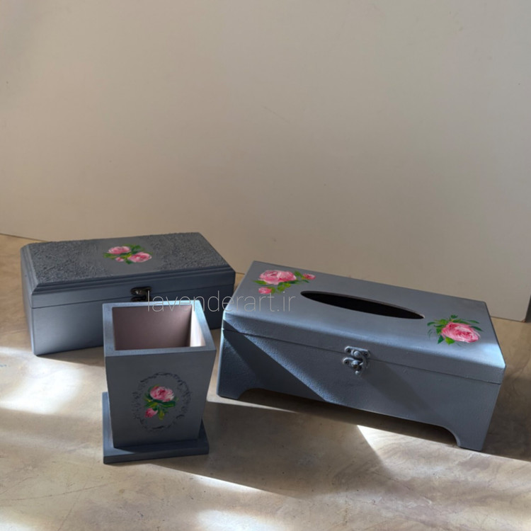 ست جعبه دستمال، جاکاردی و جعبه تیبگ چوبی طوسی با گل های صورتی
