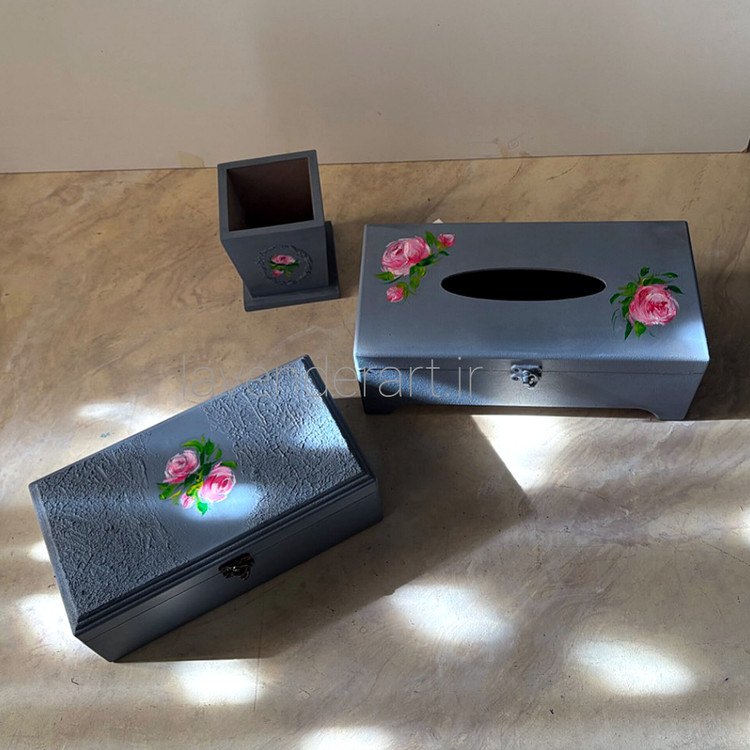 ست جعبه دستمال، جاکاردی و جعبه تیبگ چوبی طوسی با گل های صورتی