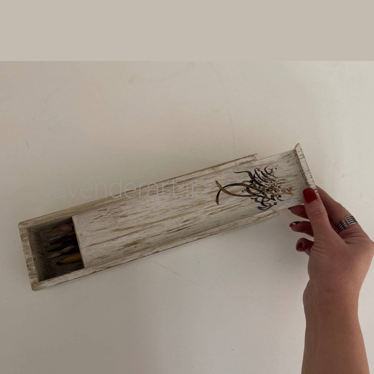 جای قلم چوبی با در کشویی طرح از صدای سخن عشق ندیدم خوش تر