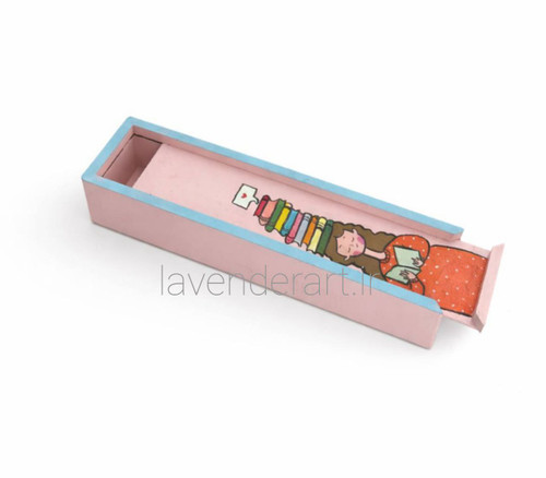 جای قلم چوبی با در کشویی طرح دخترک کتابخوان