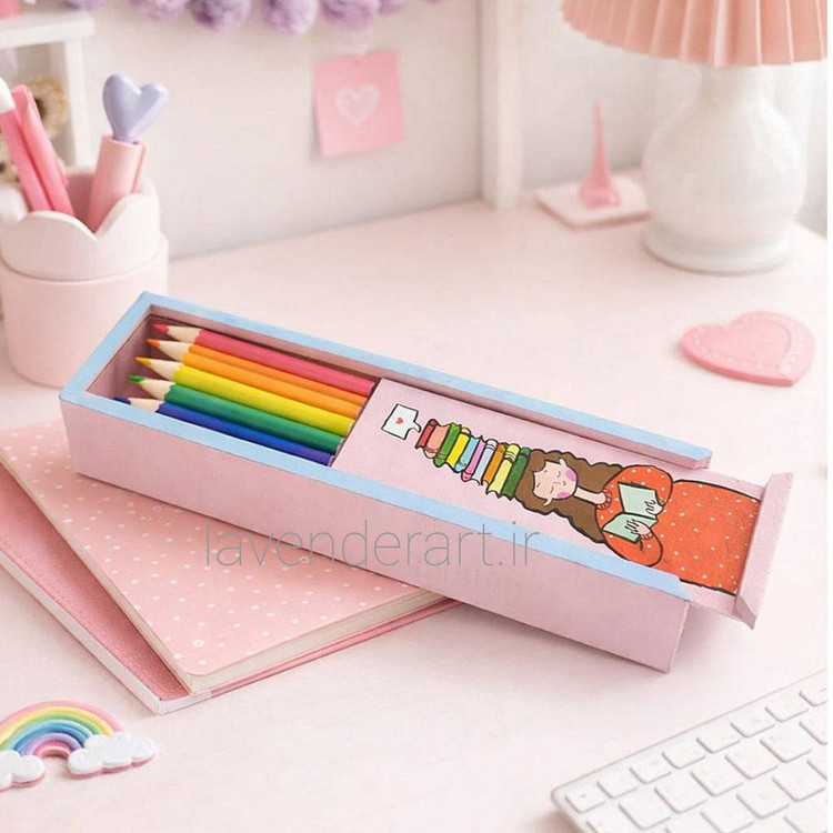 جای قلم چوبی با در کشویی طرح دخترک کتابخوان