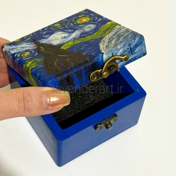 جعبه چوبی مکعبی آبی با طرح شب پر ستاره نقاشی شده دستی