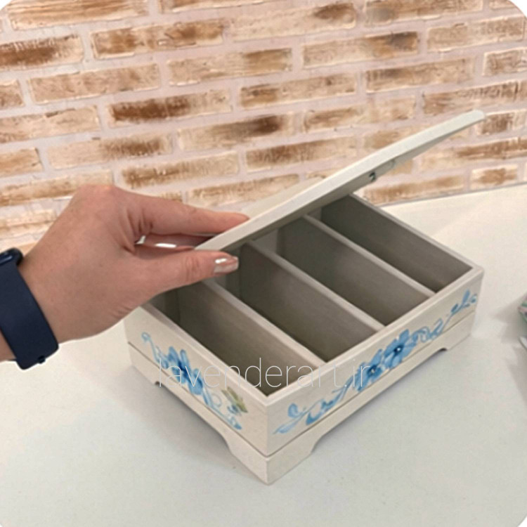 جعبه تیبگ چوبی چهار خانه سفید با نقاشی گل های آبی