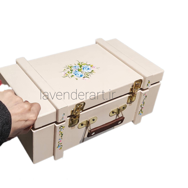 چمدان چوبی کرم قهوه ای با نقاشی گل رز آبی