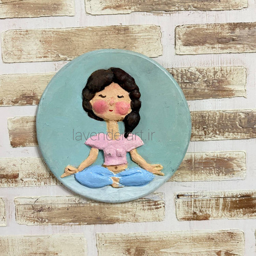 دیوارکوب چوبی با طرح برجسته دختر یوگی