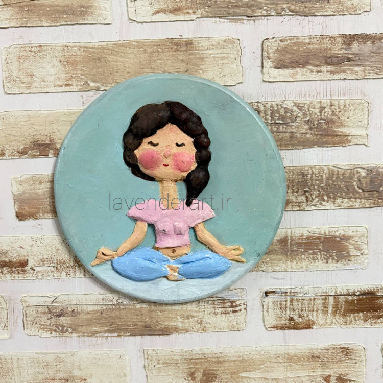دیوارکوب چوبی با طرح برجسته دختر یوگی