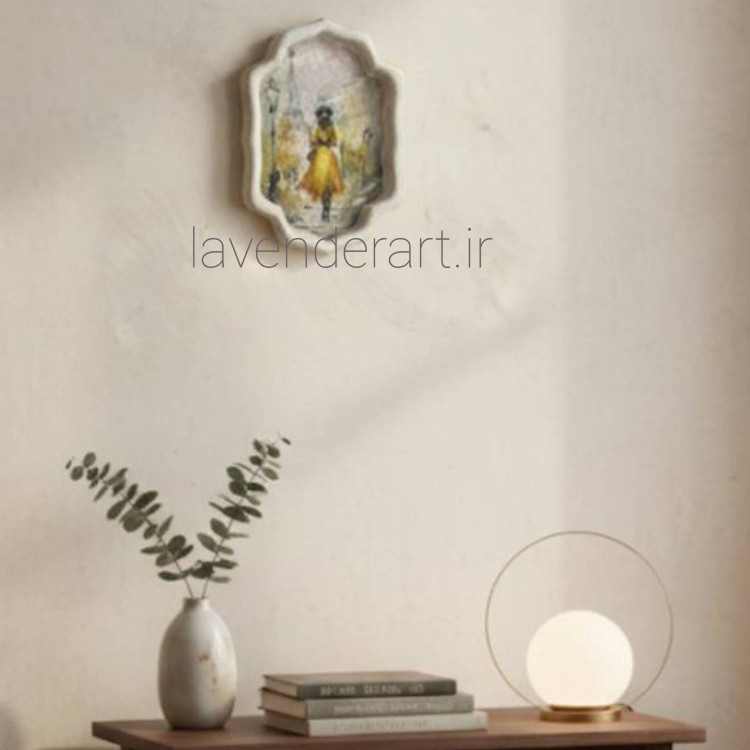 تابلو نقاشی رنگ روغن کوچک با عنوان دختری در پاریس روی بوم چوبی ابعاد 10*15