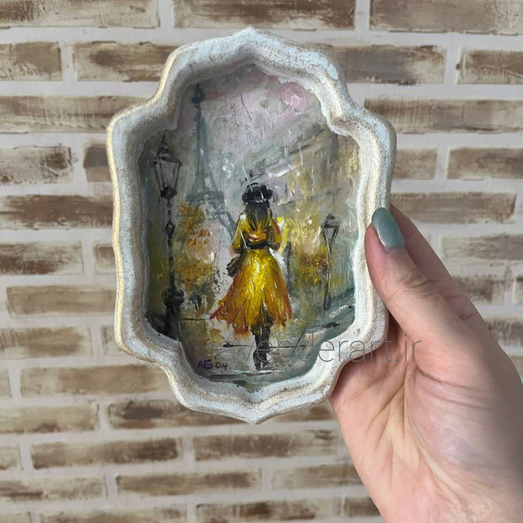 تابلو نقاشی رنگ روغن کوچک با عنوان دختری در پاریس روی بوم چوبی ابعاد 10*15