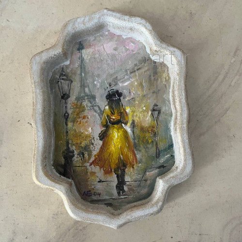 تابلو نقاشی رنگ روغن کوچک با عنوان دختری در پاریس روی بوم چوبی ابعاد 10*15