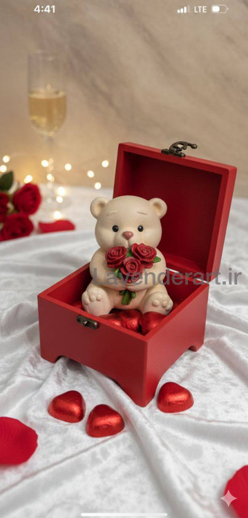 جعبه چوبی قرمز پایه دار با طرح قلب طلایی ولنتاین