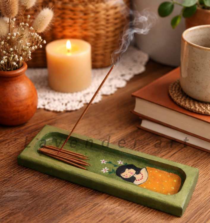 جاعودی چوبی سبز نقاشی شده طرح دختر نارنجی پوش