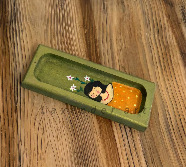 جاعودی چوبی نقاشی شده طرح فانتزی دخترنارنجی پوش