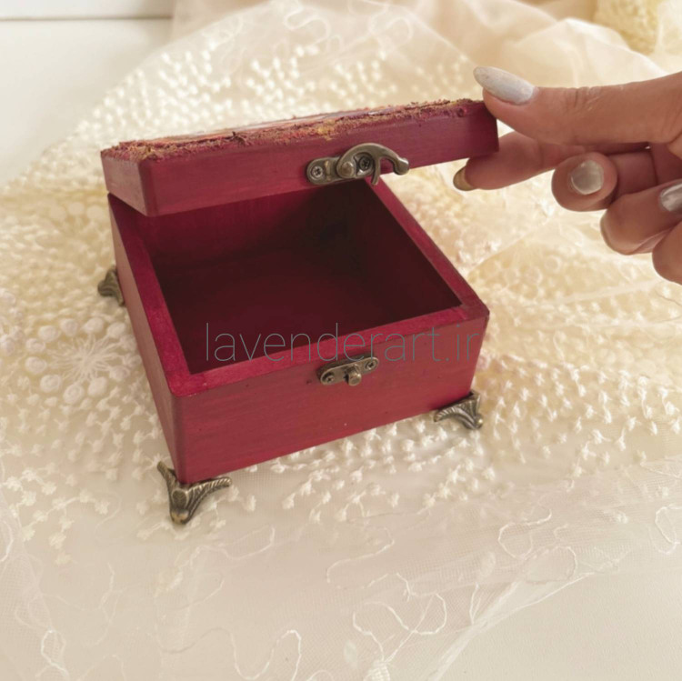جعبه چوبی کوچک اکسسوری قرمز با طرح دکوپاژ مخمل بانوی ایرانی ابعاد 12*12*6 سانتی متر