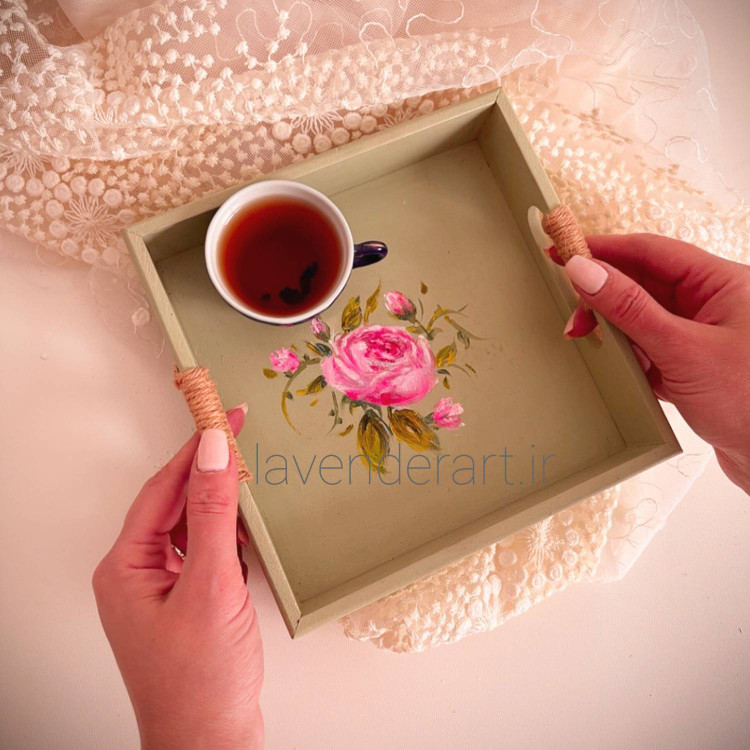 سینی چوبی خاص نقاشی شده با دسته کنفی رنگ سبز با گل رز ابعاد 20*20 سانتی متر