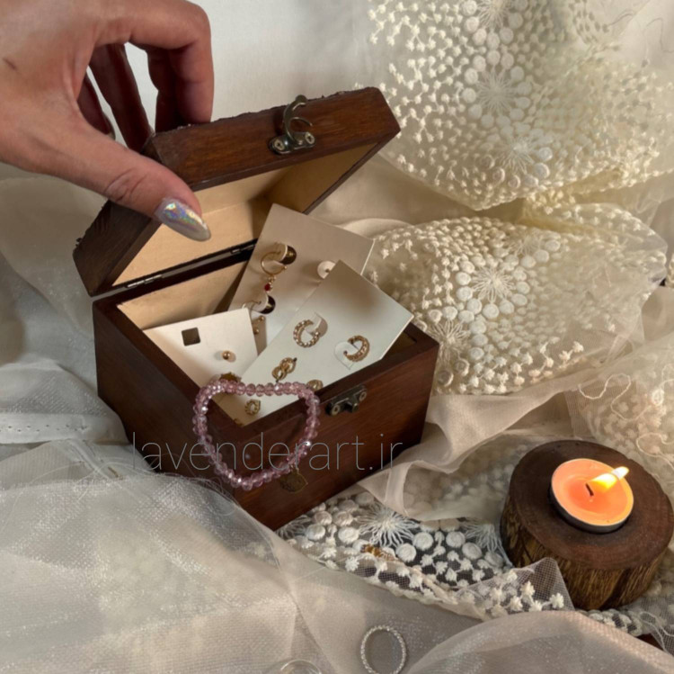 جعبه جواهرات چوبی کوچک قفل دار دکوپاژ مخمل دختر ایرونی ابعاد 12*12*9 سانتی متر