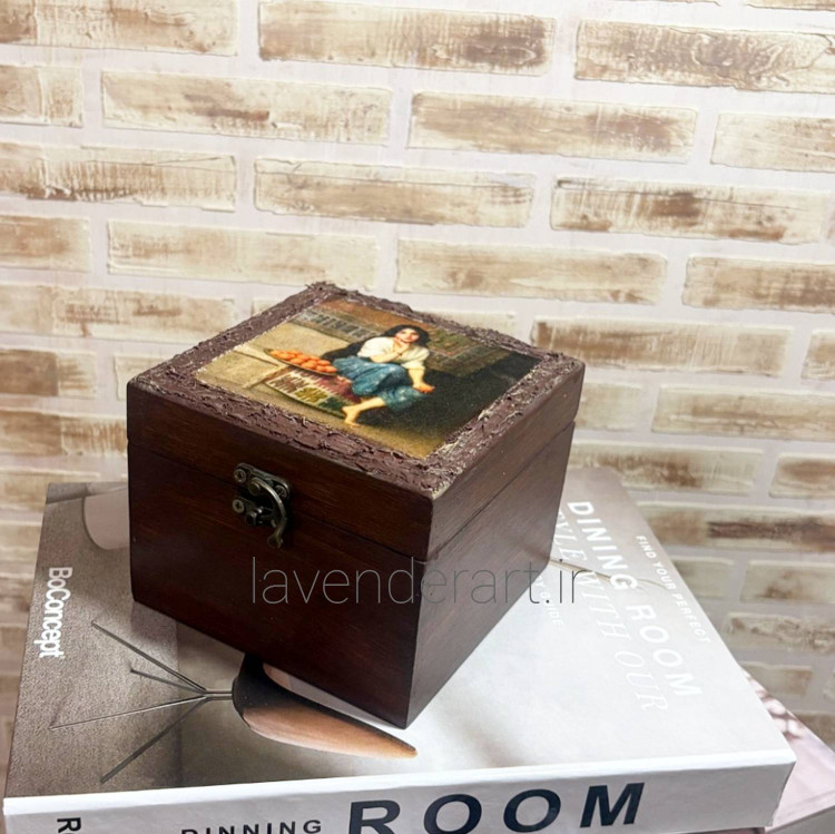 جعبه جواهرات چوبی کوچک قفل دار دکوپاژ مخمل دختر ایرونی ابعاد 12*12*9 سانتی متر