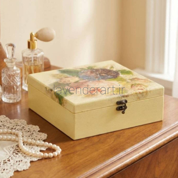 جعبه چوبی متوسط قفل دار با طرح گل صدتومانی ابعاد 20*20*7 سانتی متر
