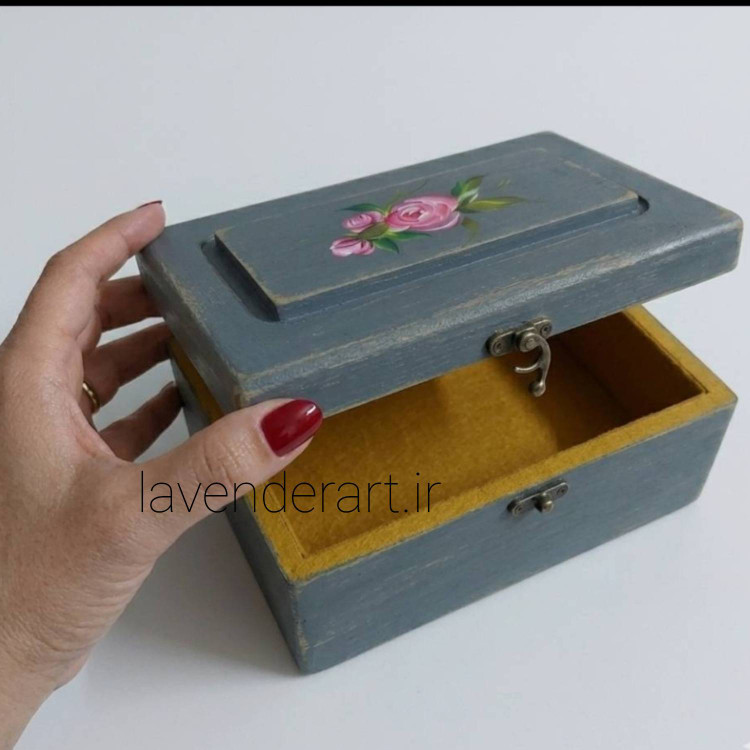 جعبه چوبی متوسط قفل دار کله غازی با نقاشی طرح گل سرخ صورتی ابعاد ۱8*۱۰.5*8 سانتی متر