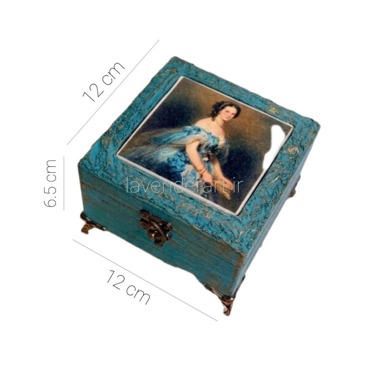 جعبه چوبی کوچک جاجواهرات قفل دار فیروزه ای با طرح دکوپاژ مخمل زن روس ابعاد 12*12*6 سانتی متر