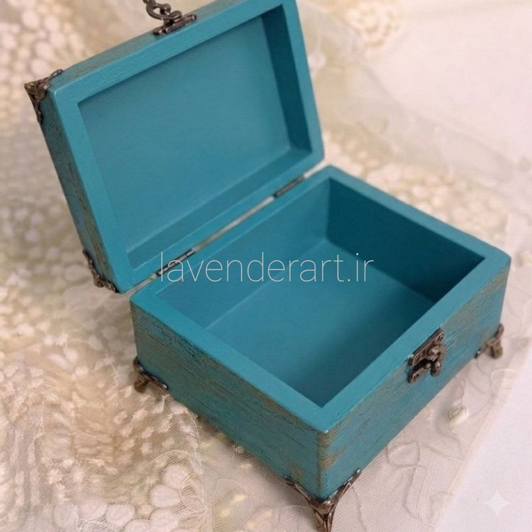 جعبه چوبی کوچک جاجواهرات قفل دار فیروزه ای با طرح دکوپاژ مخمل زن روس ابعاد 12*12*6 سانتی متر