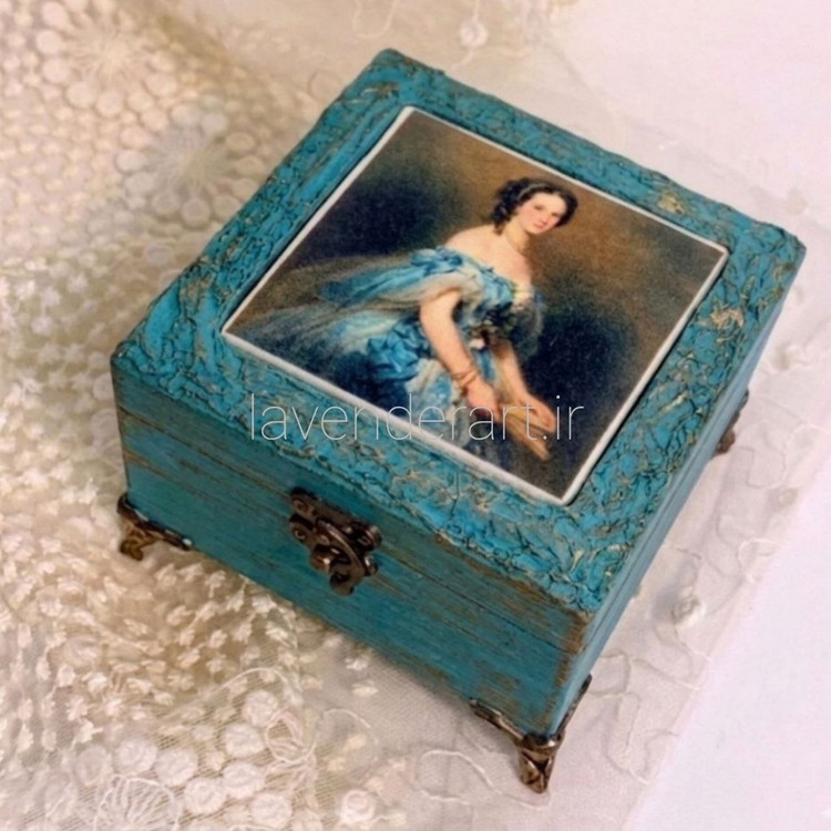 جعبه چوبی کوچک جاجواهرات قفل دار فیروزه ای با طرح دکوپاژ مخمل زن روس ابعاد 12*12*6 سانتی متر