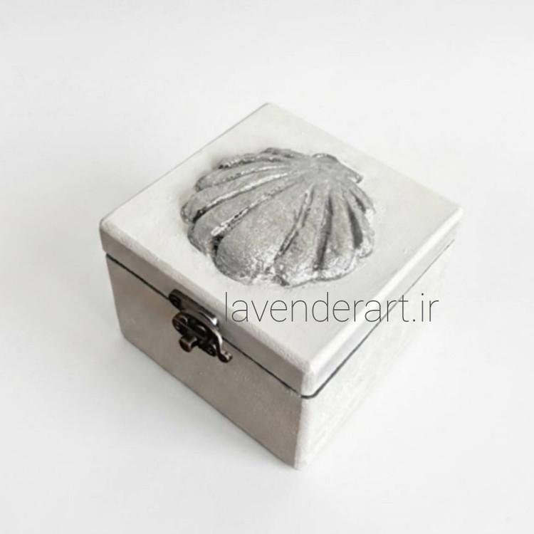 جعبه چوبی کوچک قفل دار با طرح صدف برجسته ابعاد 10*9*10 سانتی متر