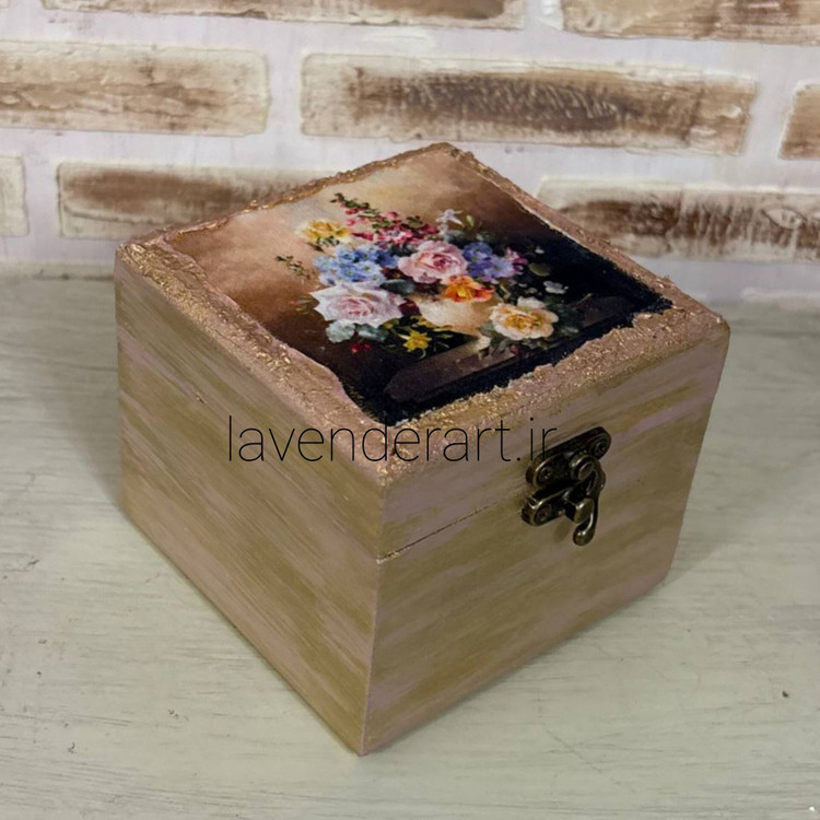 جعبه چوبی کوچک قفل دار با پتینه مخمل طرح گل ابعاد 11*10*10 سانتی متر