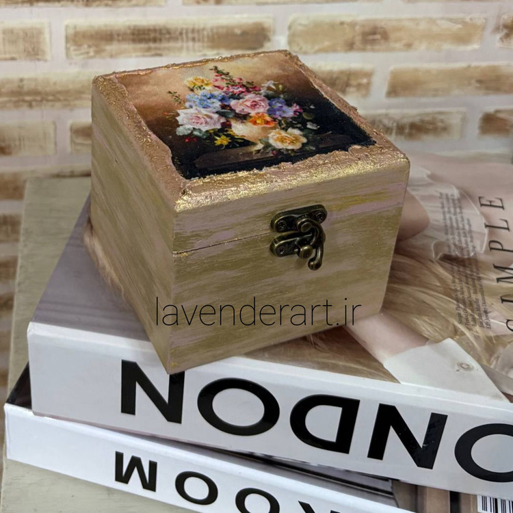 جعبه چوبی کوچک قفل دار با پتینه مخمل طرح گل ابعاد 11*10*10 سانتی متر