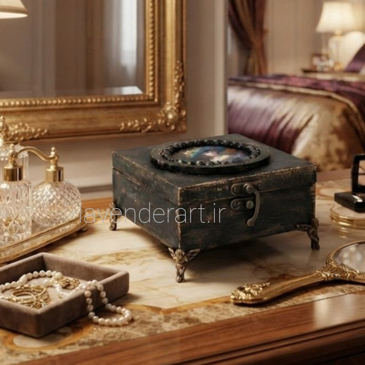 جعبه چوبی کوچک قفل دار با پتینه و دکوپاژ طرح مخمل زن روس ابعاد 15*15 سانتی متر