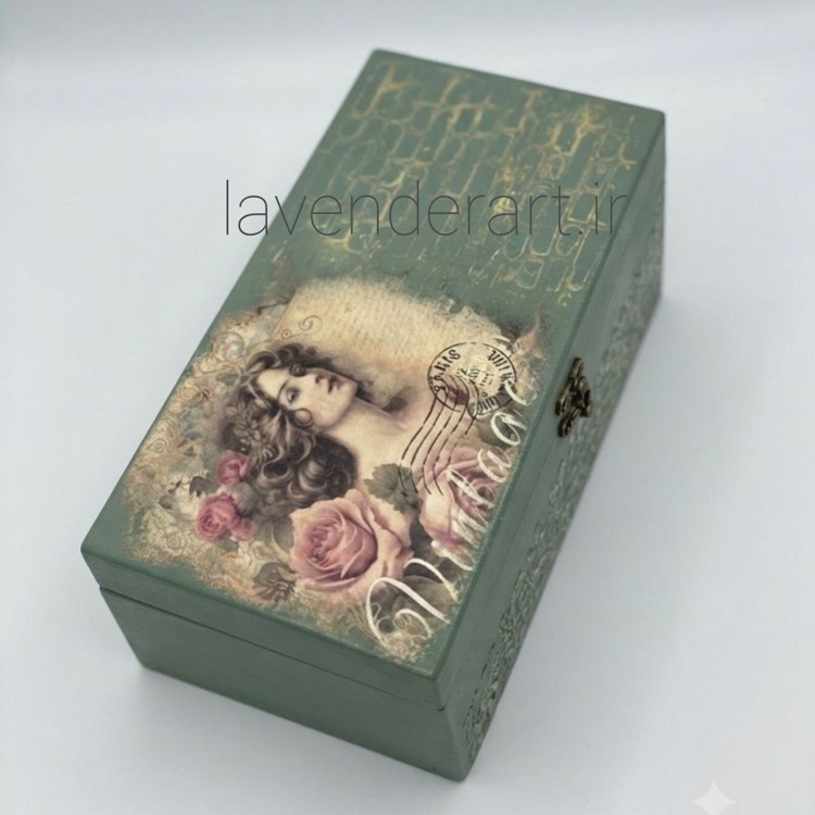 جعبه چوبی تی بگ متوسط قفل دار 3 قسمتی سبز سدری طرح ملکه ابعاد 25*13 سانتی متر