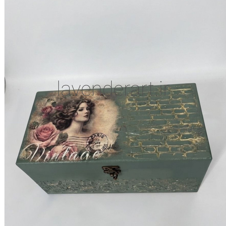 جعبه چوبی تی بگ متوسط قفل دار 3 قسمتی سبز سدری طرح ملکه ابعاد 25*13 سانتی متر