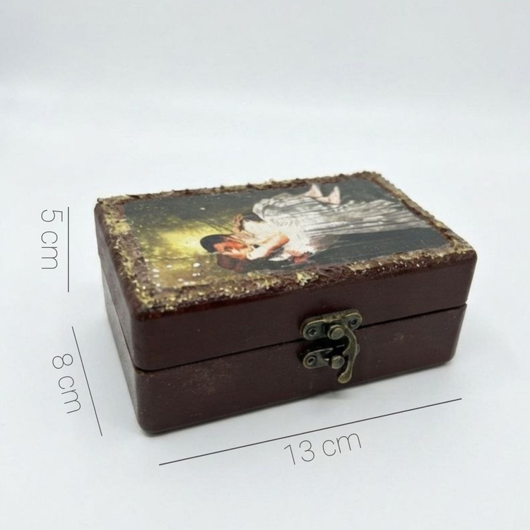 جعبه سیگار چوبی کوچک قفل دار فانتزی طرح بوسه عاشقانه ابعاد 13*8*5 سانتی متر