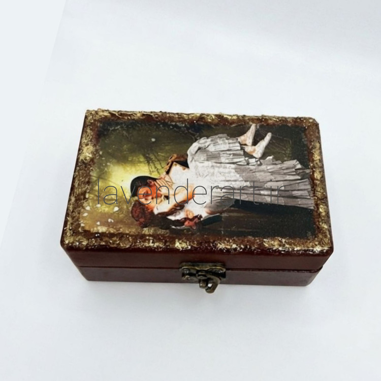 جعبه سیگار چوبی کوچک قفل دار فانتزی طرح بوسه عاشقانه ابعاد 13*8*5 سانتی متر