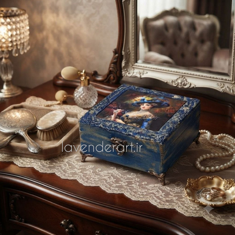 جعبه چوبی ام دی اف کوچک جاجواهرات قفل دار سورمه ای با طرح دکوپاژ مخمل زن کلاسیک ابعاد 12*12*6 سانتی متر